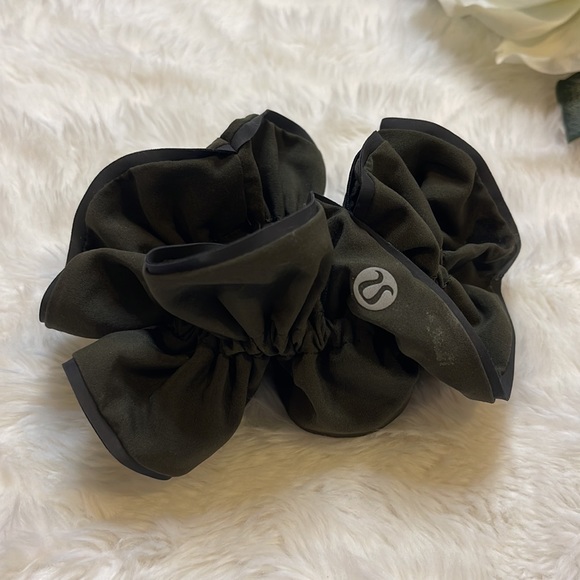 𝚕𝚞𝚕𝚞𝚕𝚎𝚖𝚘n 𝚜𝚌𝚛𝚞𝚗𝚌𝚑𝚒𝚎𝚜 (𝚜𝚎𝚝 𝚘𝚏 𝟹) - Picture 5 of 7